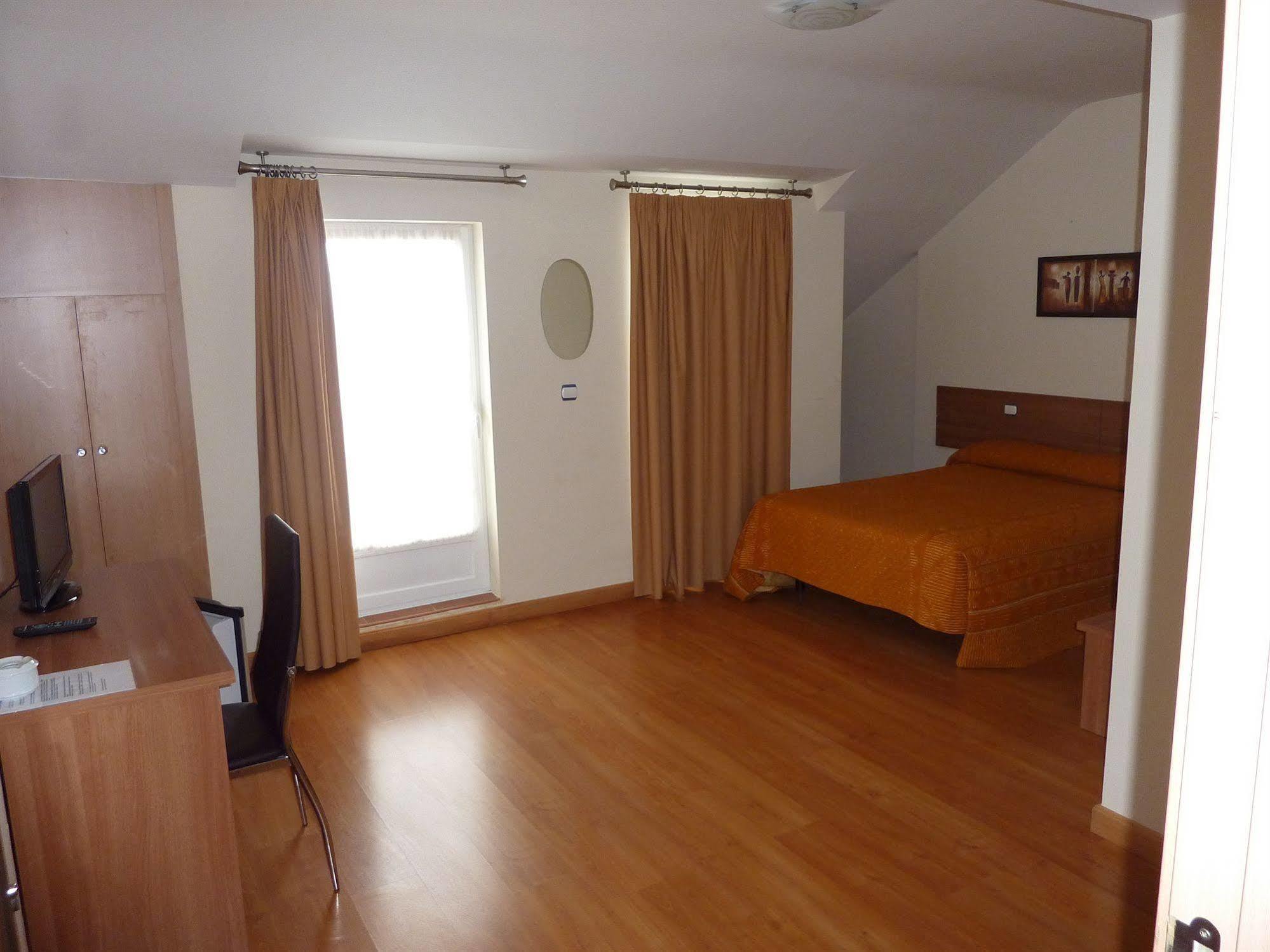 Hostal La Morada La Cisterniga Luaran gambar